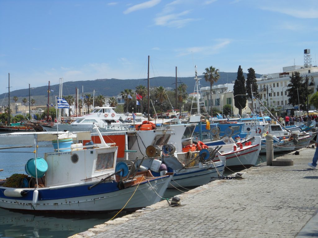Schiffe liegen im Hafen von Kos.