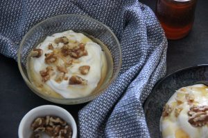 Griechischer Joghurt mit Honig und Nüssen