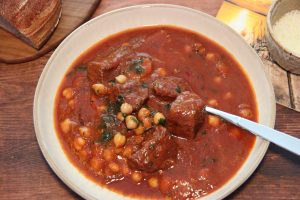 Kokkinisto me revithia – Fleisch in Tomatensoße mit Kichererbsen