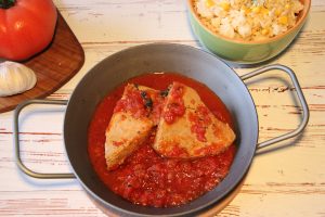 Thunfischsteak in Tomatensoße