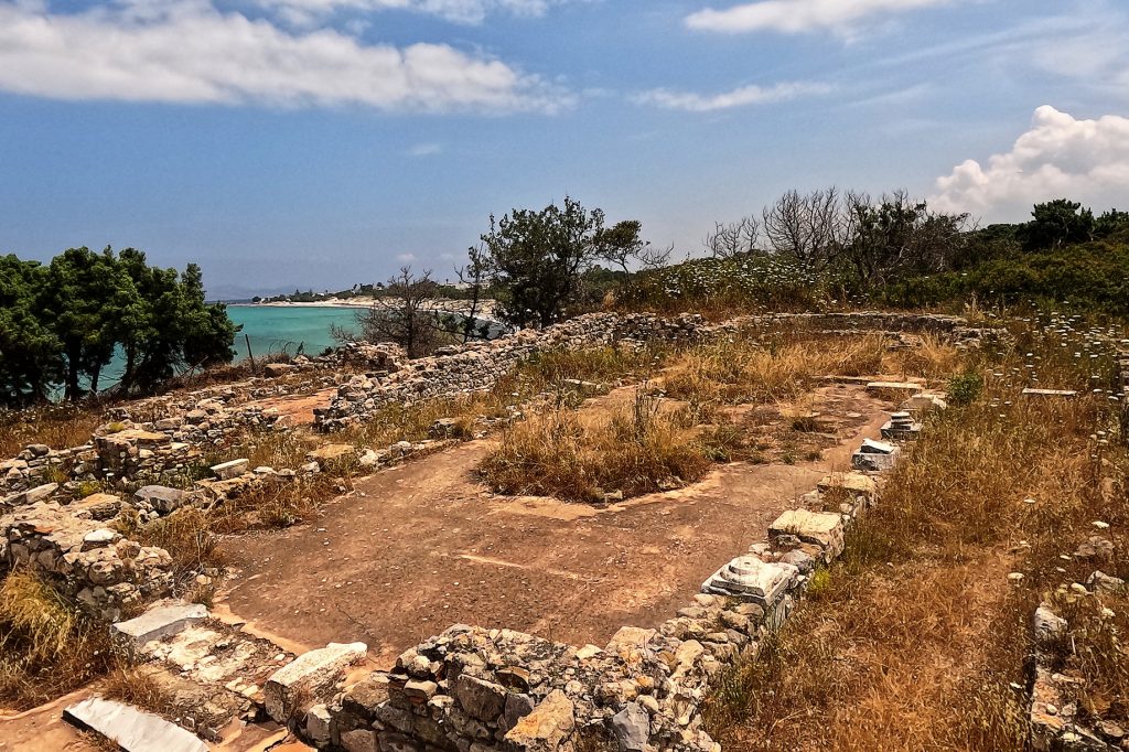Die Überreste der Basilika Agios Ioannis, im Hintergrund das Meer.