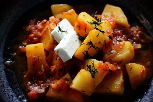 Nahaufnahme von patates jachni mit Feta