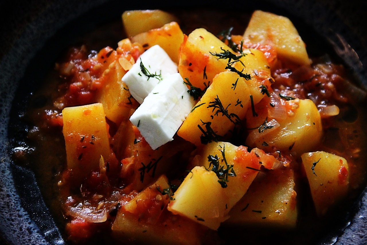 Nahaufnahme von patates jachni mit Feta