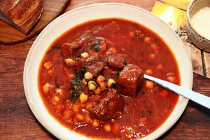 Kokkinisto me revithia – Fleisch in Tomatensoße mit Kichererbsen