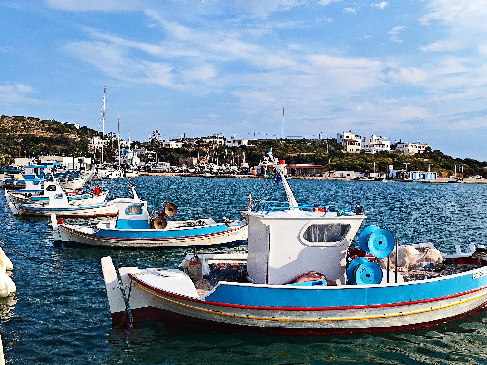 Kleine bunte Fischerbote liegen im Hafen.