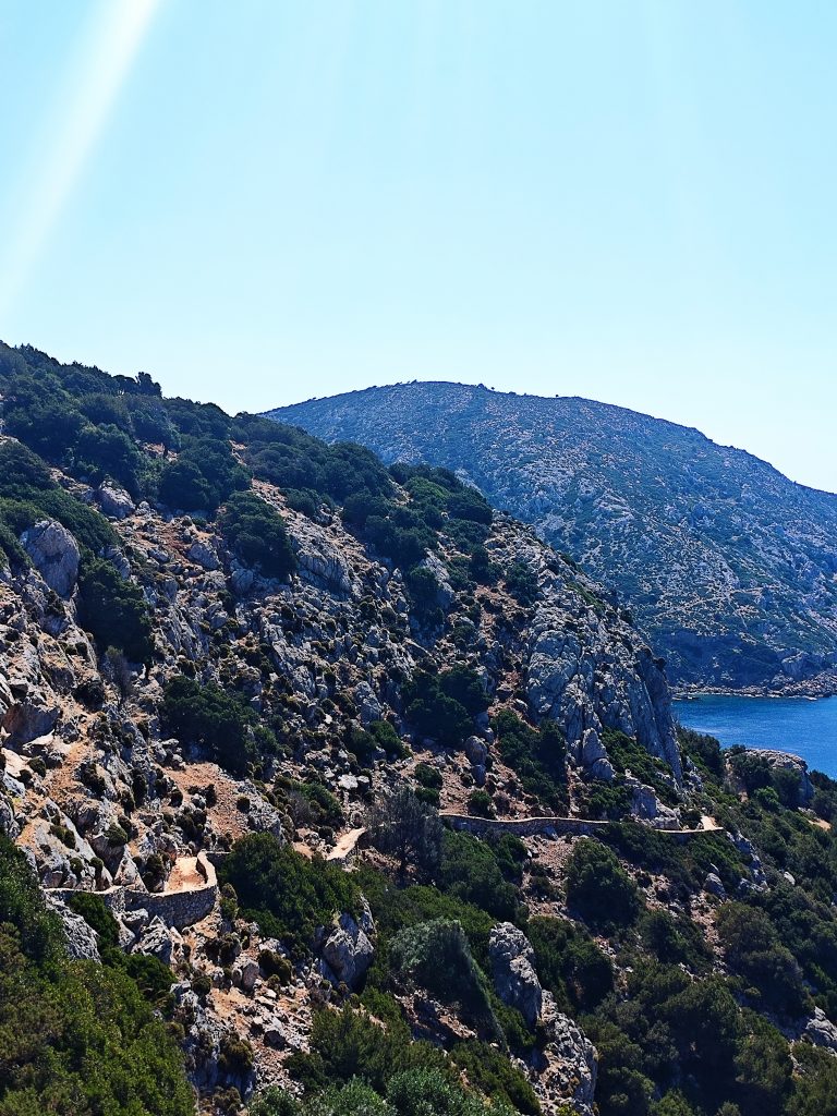 Der Weg von der Kirche Pano Kimissi zum Strand.