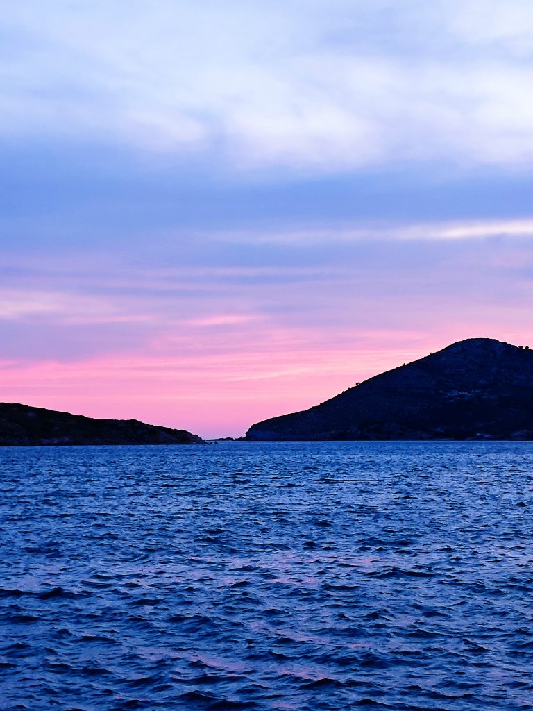 Die Ausfahrt aus der Bucht mit Abendrot.