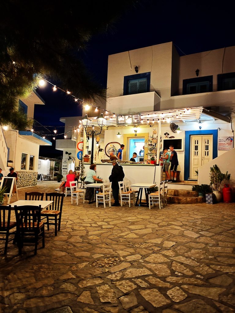 Eine kleine Gasse im dunklen mit einer Taverne.