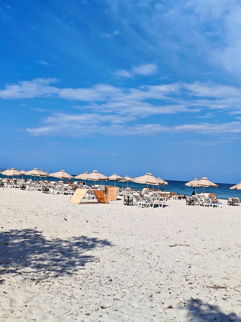 Liegen am Strand von Mastichari.