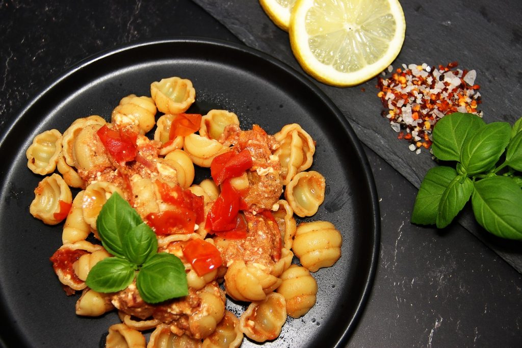 Nudeln mit Feta und Tomaten