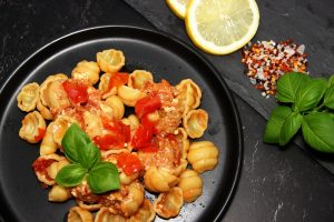 Nudeln mit Feta und Tomaten