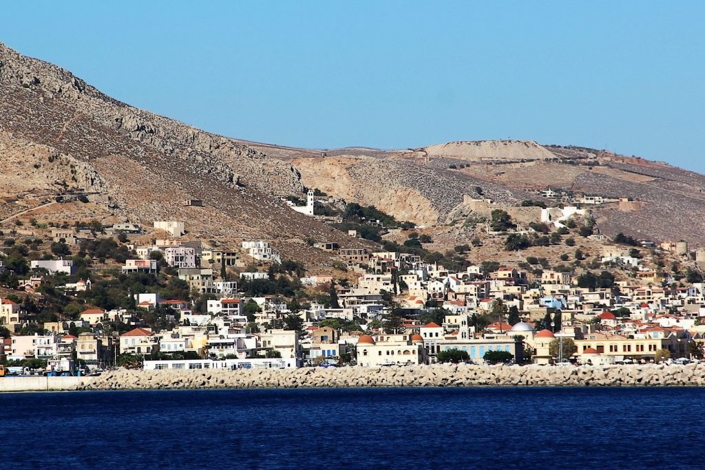 Pothia auf Kalymnos vor den schroffen Bergen.