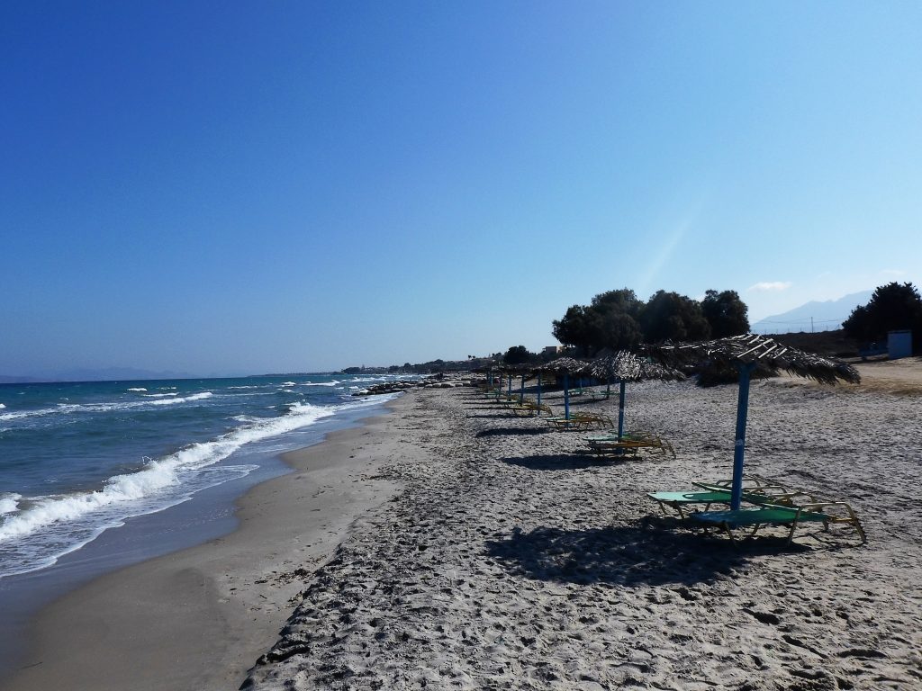 Die Liegen am Troulos Strand auf Kos.