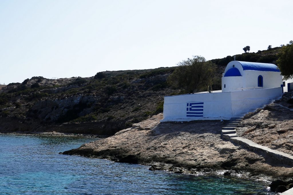 Die weiß blaue Kapelle auf der Insel Plati.