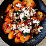 Patates Jachni mit Feta in einem kleinen Teller serviert.