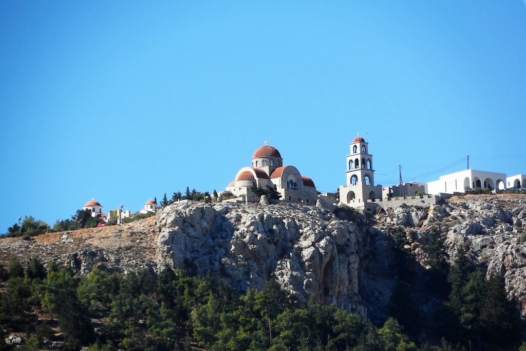 Das Kloster Ag. Savvas auf Kalymnos oben auf dem Felsen.
