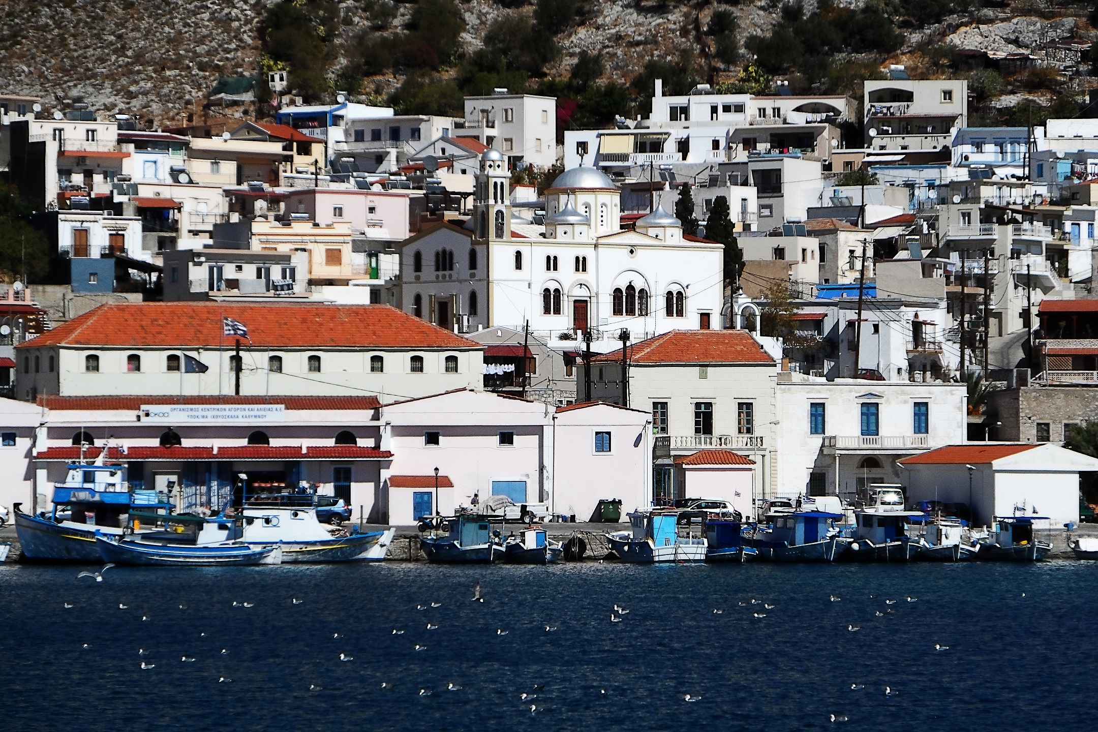 Pothia auf Kalymnos vom Wasser aus.