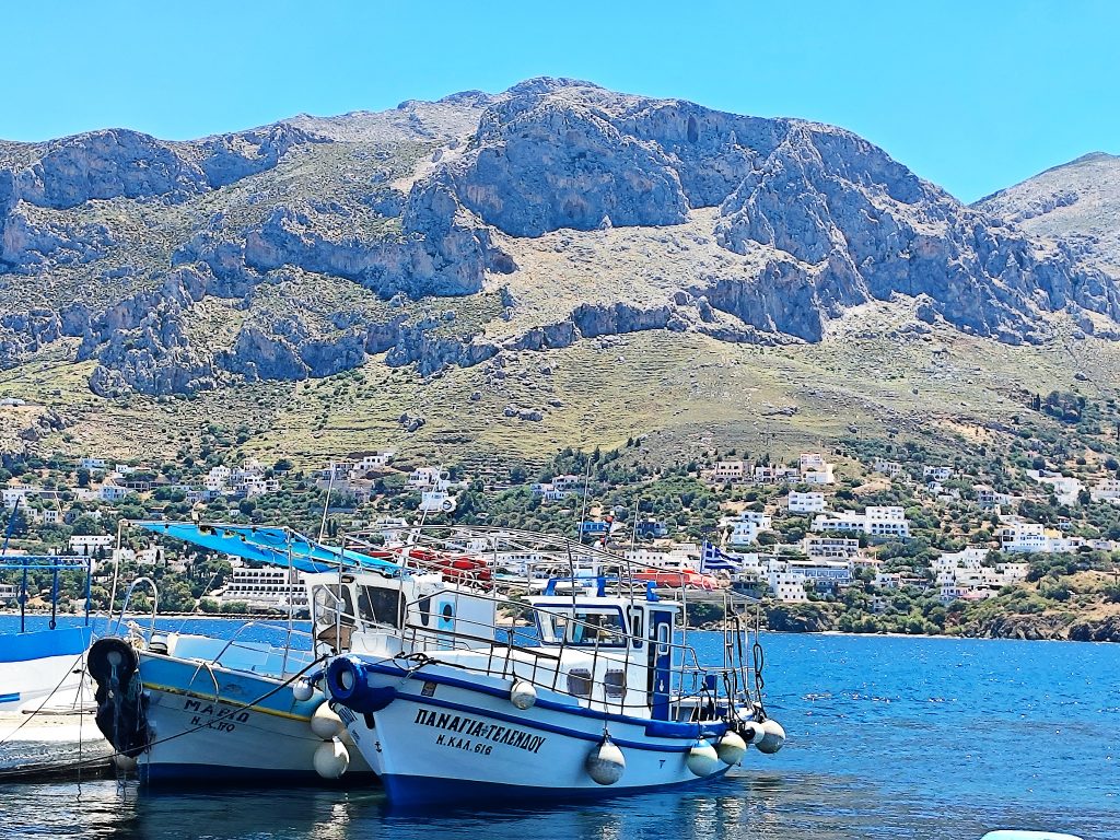 zwei kleine Boote vor der Küste von Kalymnos.