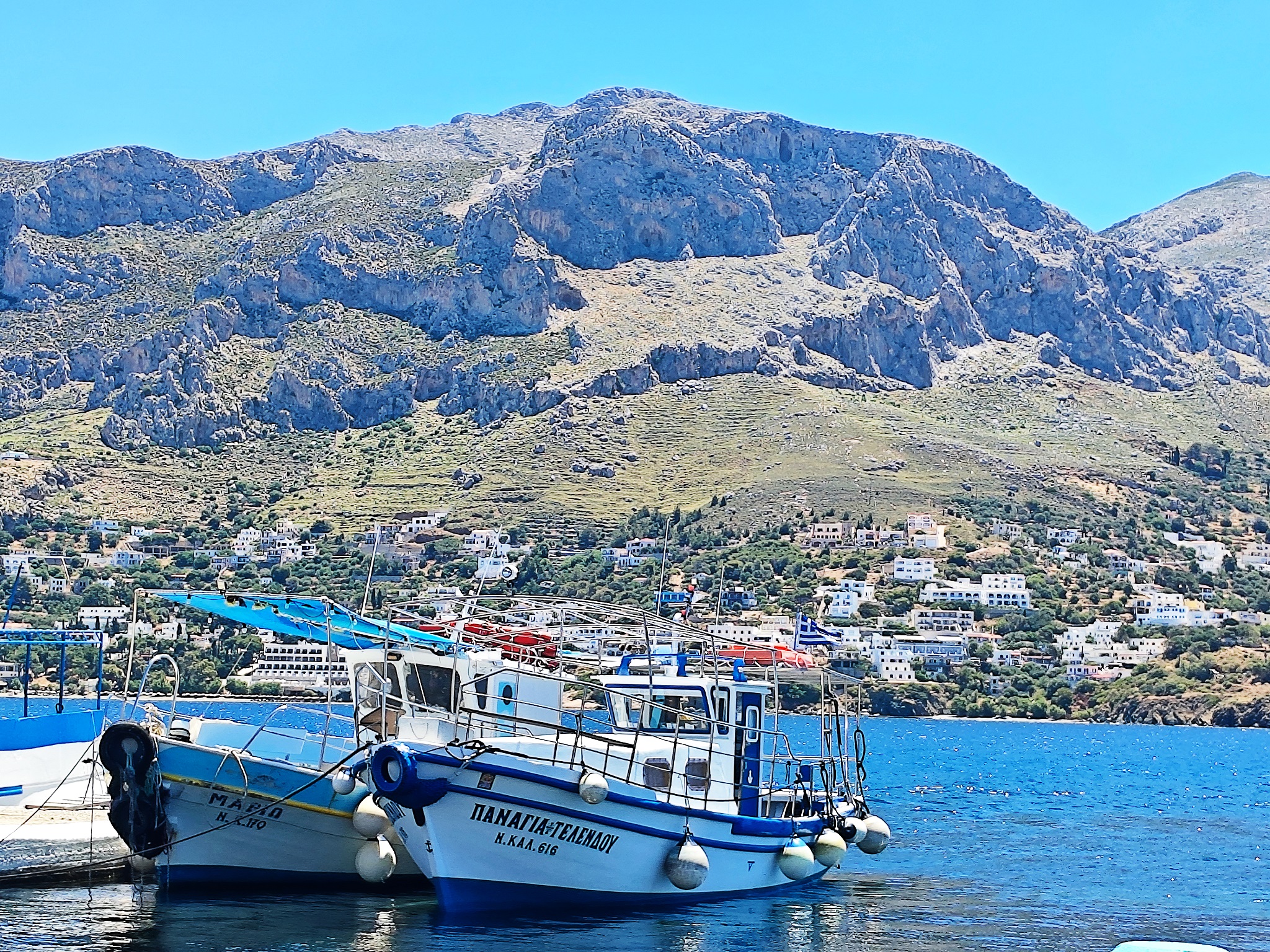 zwei kleine Boote vor der Küste von Kalymnos.
