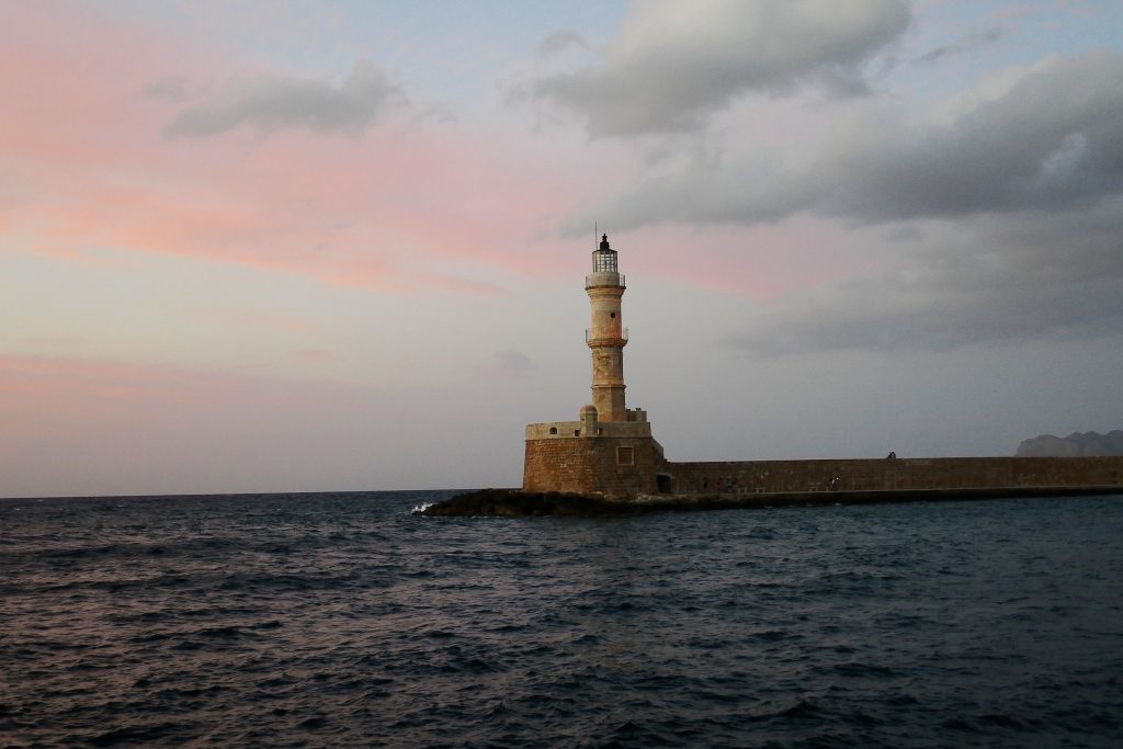 Der Leuchtturm von Chania in leichtem Abendrot.