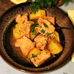 Tigania lemonati angerichtet mit Kartoffeln in einem dunklen Teller.