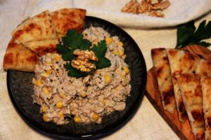 Thunfischdip angerichtet mit Pita.