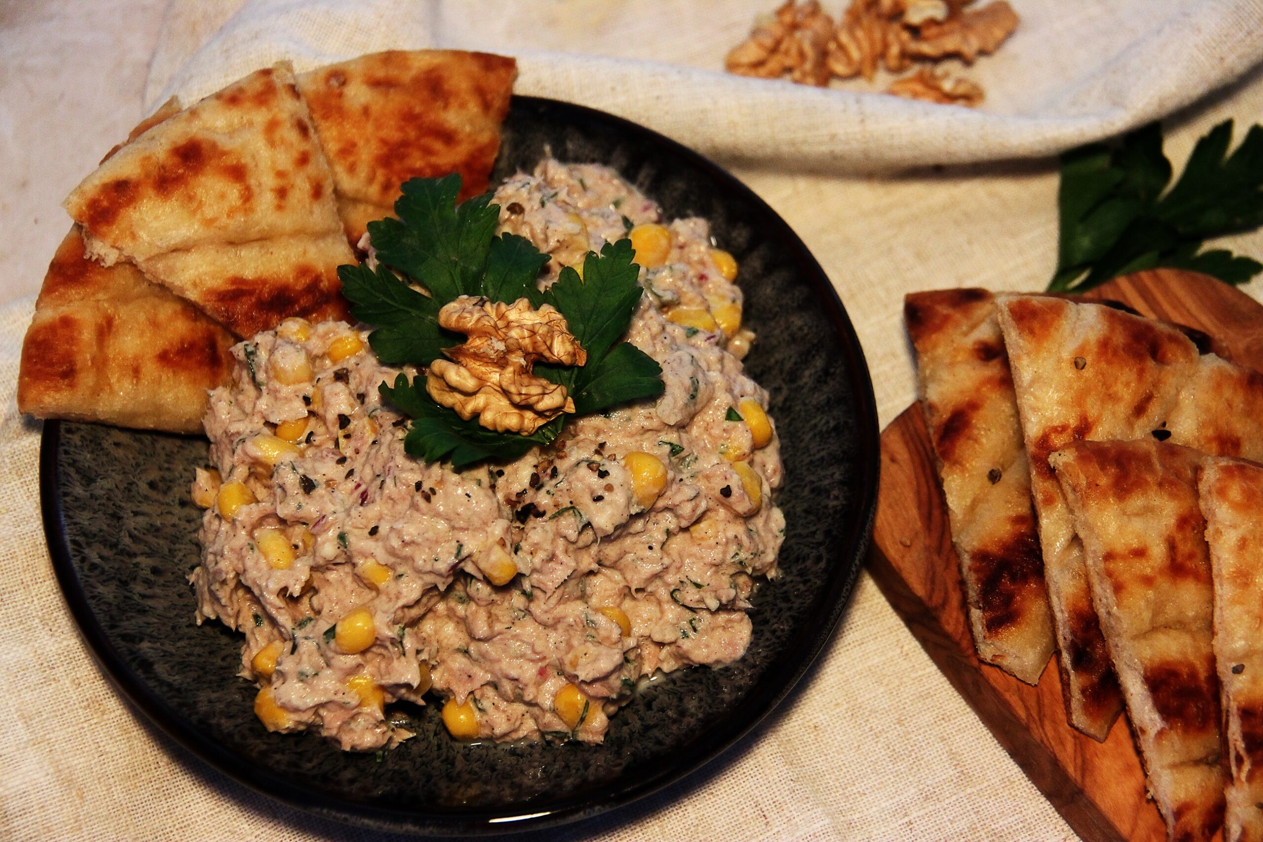 Thunfischdip angerichtet mit Pita.